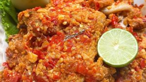 Cara Membuat Ayam Geprek Crispy dengan Sambal Bawang: Resep Pedas Gurih Menggugah Selera