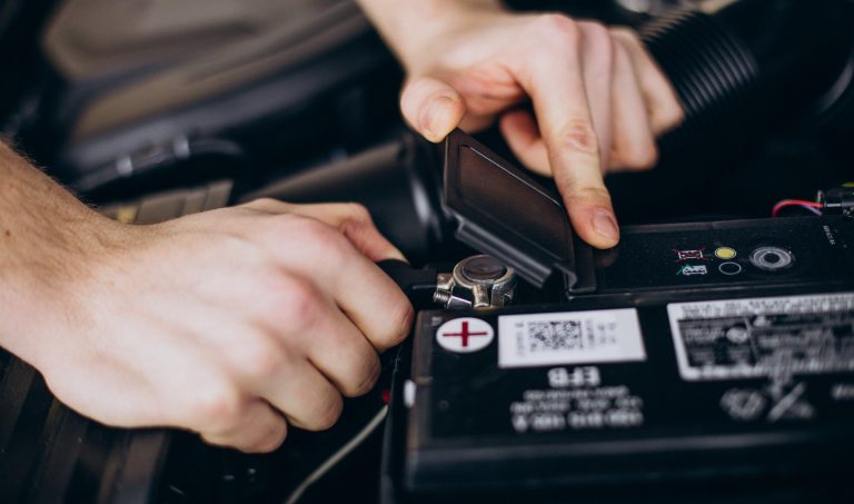 Mengungkap Rahasia di Balik Permasalahan Starter: Tanda-Tanda Aki Mobil Mulai Lemah yang Wajib Anda Ketahui