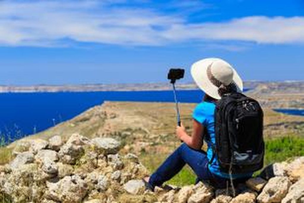 Tips Memotret Diri Sendiri Saat Traveling Sendirian: Mengabadikan Petualangan Anda dengan Sempurna