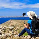 Tips Memotret Diri Sendiri Saat Traveling Sendirian: Mengabadikan Petualangan Anda dengan Sempurna
